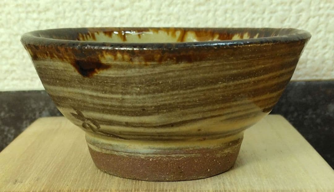 人間国宝 金城次郎 壷屋焼ぐい呑 栞 共箱 美品 大人気笑魚紋 やちむん 壺屋焼