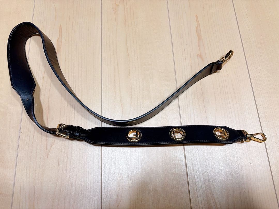 本日限定お値下げ　美品　FENDI フェンディ　ストラップ　キャム