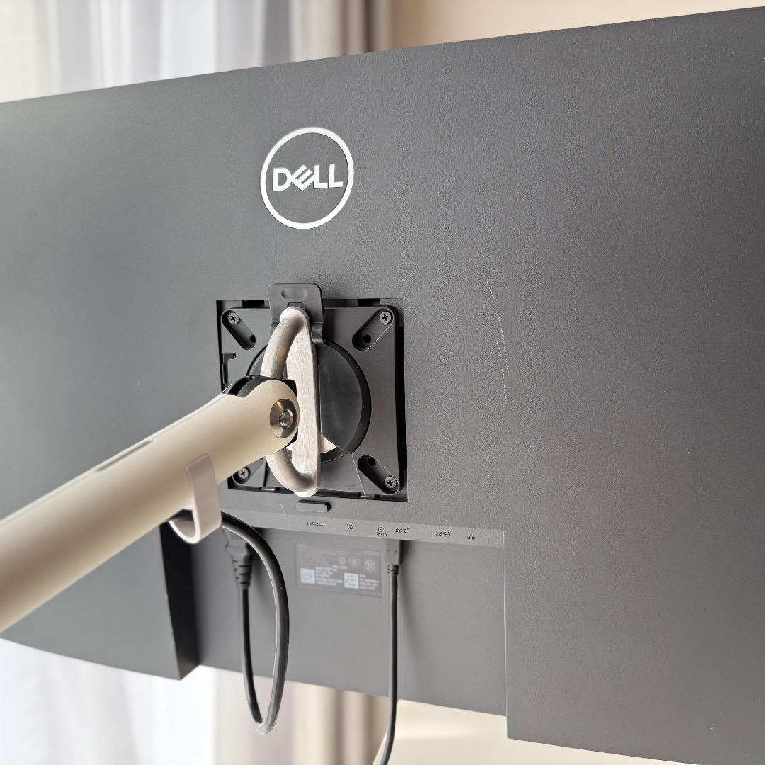 Dell P3222QE 31.5インチ 4K ＋ ハーマンミラー フロー