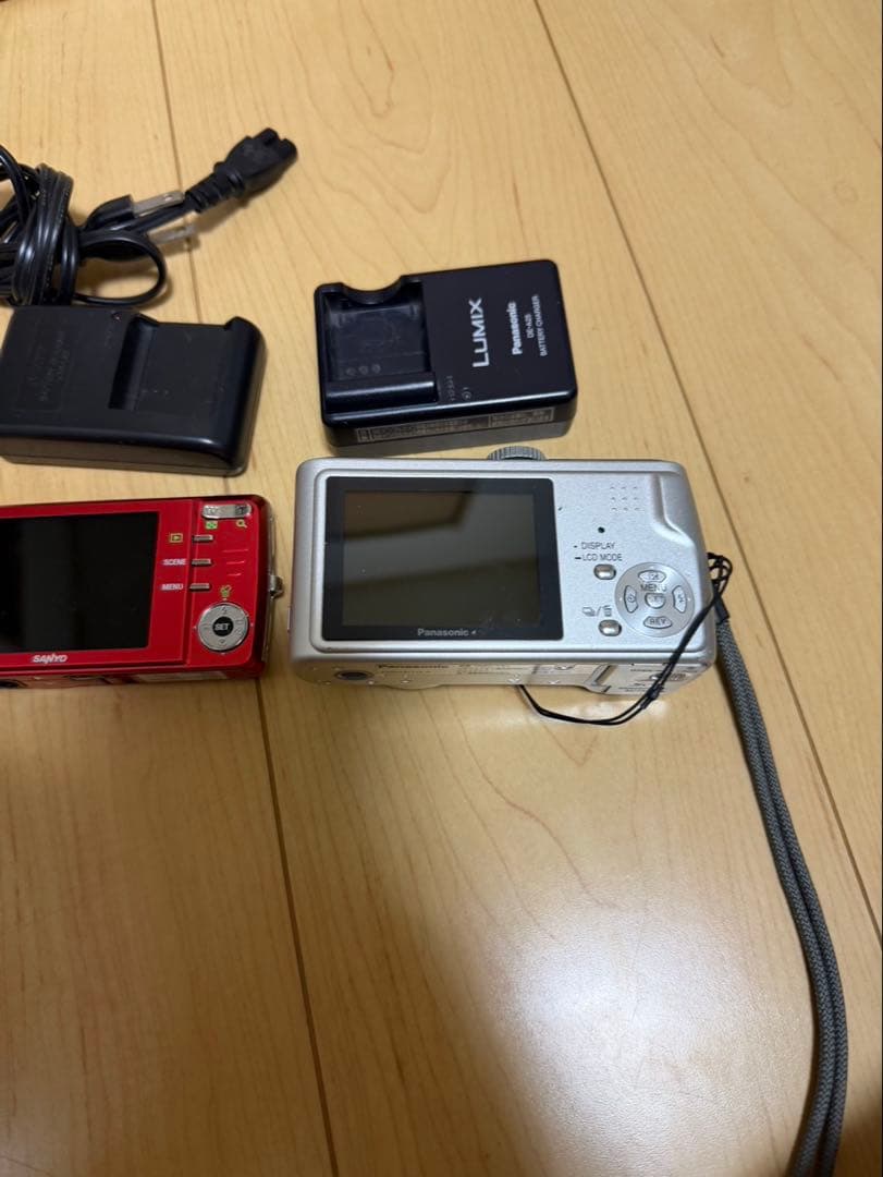 サンヨー デジタルカメラ レッド & パナソニック ルミックス シルバー