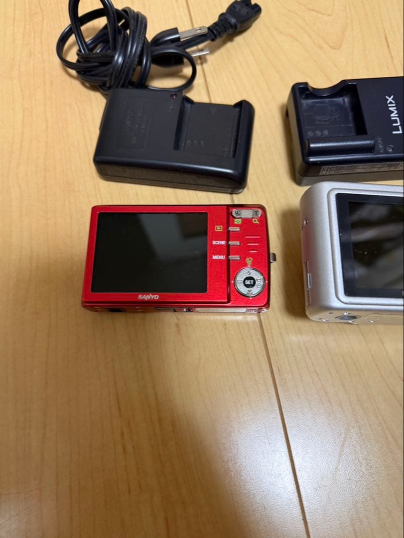 サンヨー デジタルカメラ レッド & パナソニック ルミックス シルバー