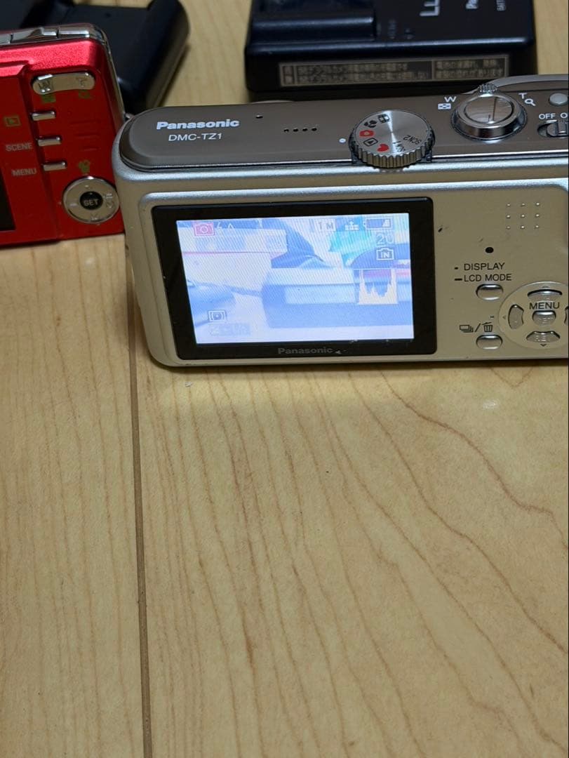 サンヨー デジタルカメラ レッド & パナソニック ルミックス シルバー