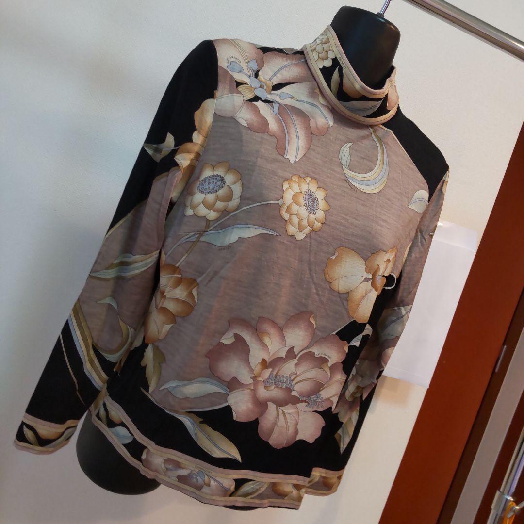 ♥️値下げしました♥️レオナール後ろファスナー付きカットソーロゴ入り