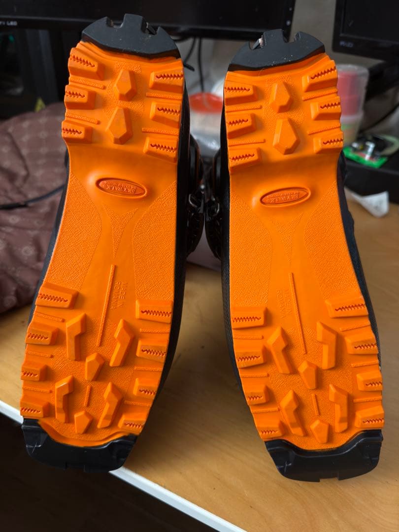 う*ち様 ATOMIC カーボンBACKLAND スキー用ブーツ 黒/オレンジ