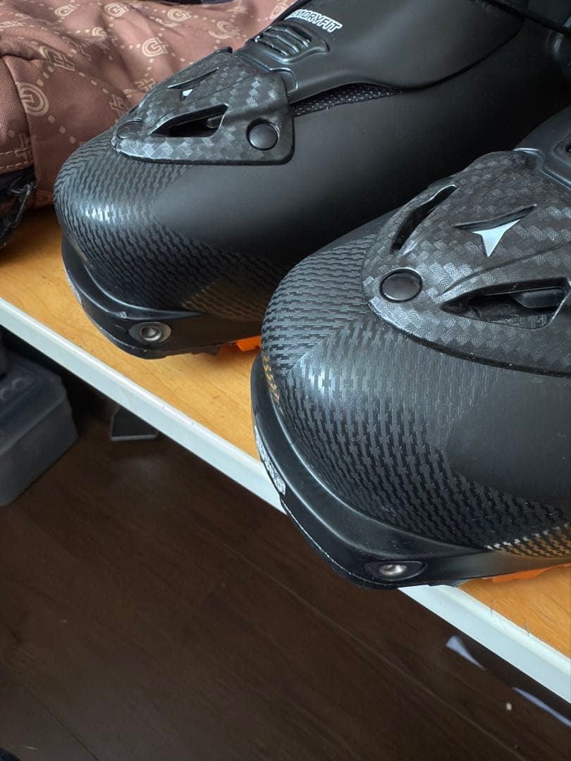 う*ち様 ATOMIC カーボンBACKLAND スキー用ブーツ 黒/オレンジ