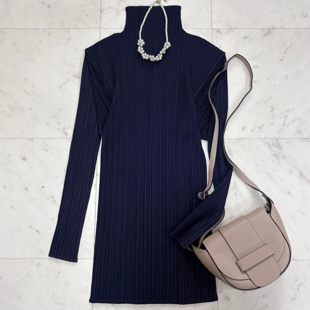 美品✨プリーツプリーズ　イッセイミヤケ　プリーツハイネックプルオーバー　ネイビー
