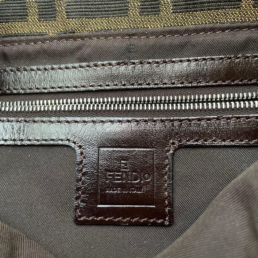 希少ロゴキャンバスショルダーバッグ　FENDIフェンデズッカ柄マンマバケット