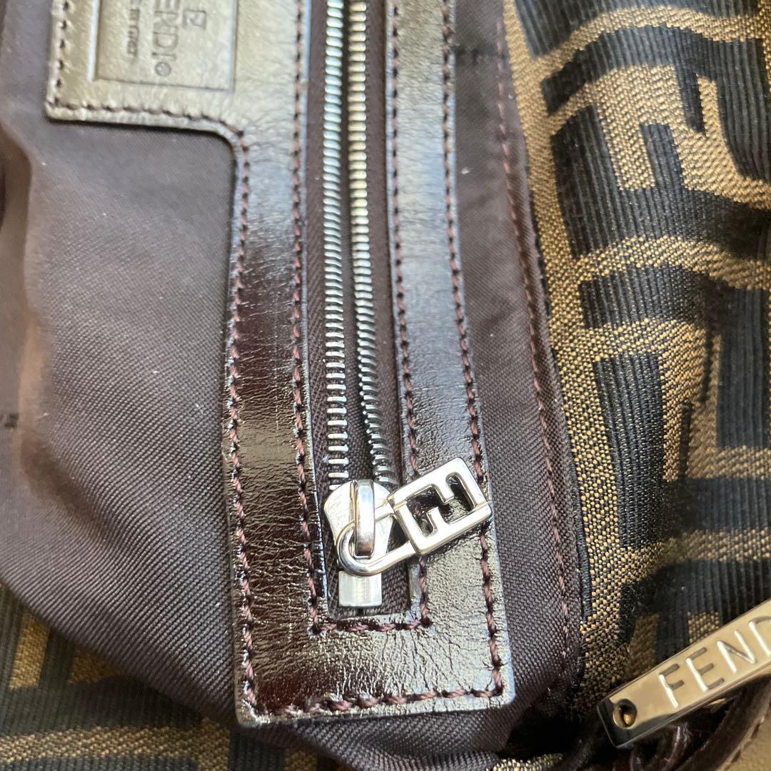 希少ロゴキャンバスショルダーバッグ　FENDIフェンデズッカ柄マンマバケット