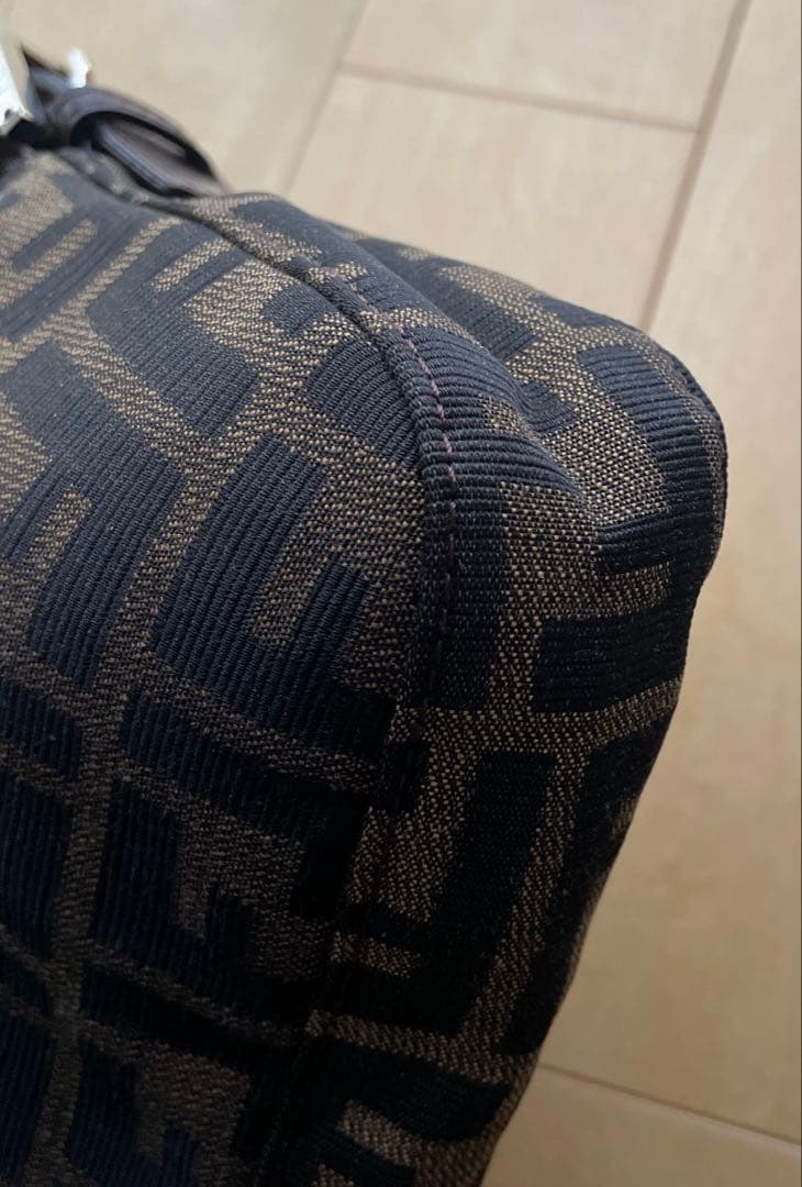 希少ロゴキャンバスショルダーバッグ　FENDIフェンデズッカ柄マンマバケット