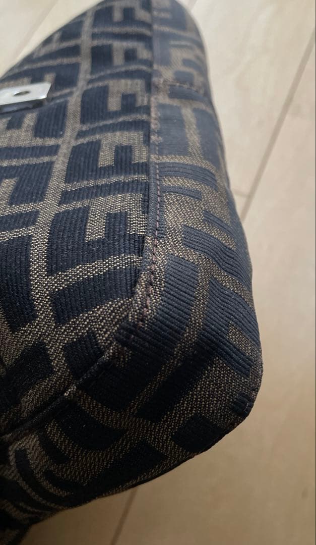 希少ロゴキャンバスショルダーバッグ　FENDIフェンデズッカ柄マンマバケット