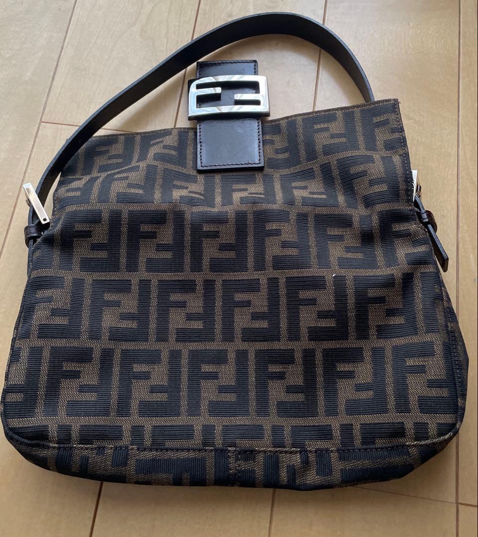 希少ロゴキャンバスショルダーバッグ　FENDIフェンデズッカ柄マンマバケット