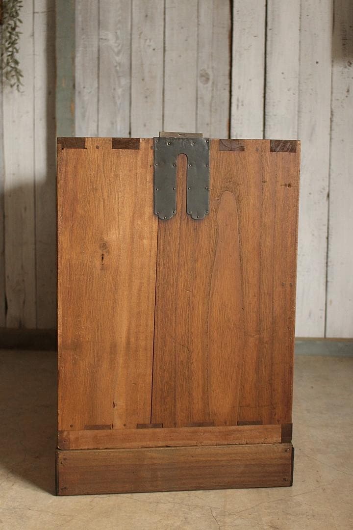 古く味のある木製の引き出し2段　チェスト　桐箪笥　タンス　古家具　古民家