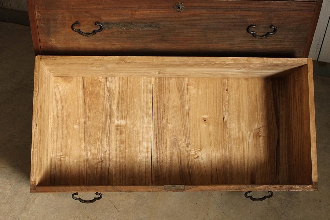 古く味のある木製の引き出し2段　チェスト　桐箪笥　タンス　古家具　古民家