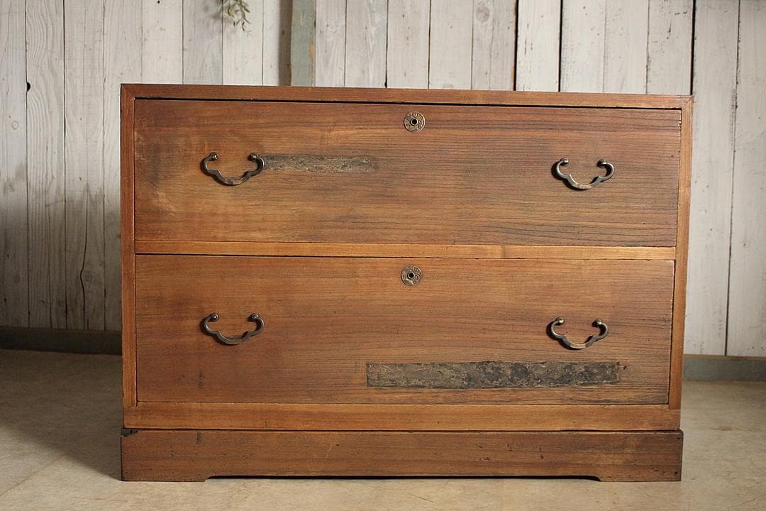 古く味のある木製の引き出し2段　チェスト　桐箪笥　タンス　古家具　古民家