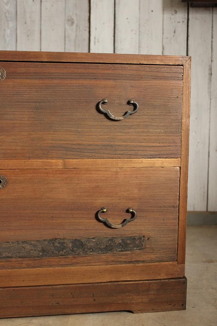 古く味のある木製の引き出し2段　チェスト　桐箪笥　タンス　古家具　古民家