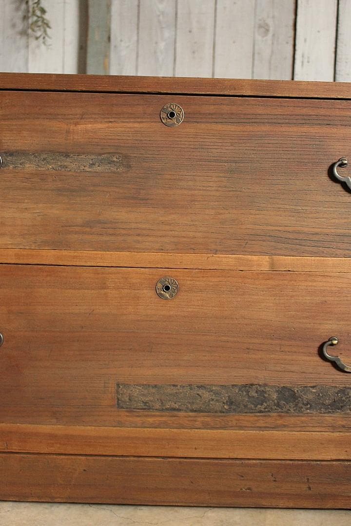 古く味のある木製の引き出し2段　チェスト　桐箪笥　タンス　古家具　古民家