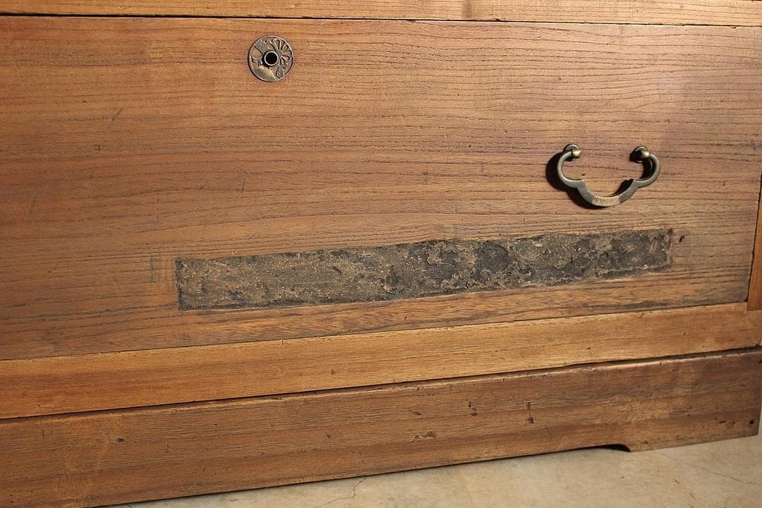 古く味のある木製の引き出し2段　チェスト　桐箪笥　タンス　古家具　古民家