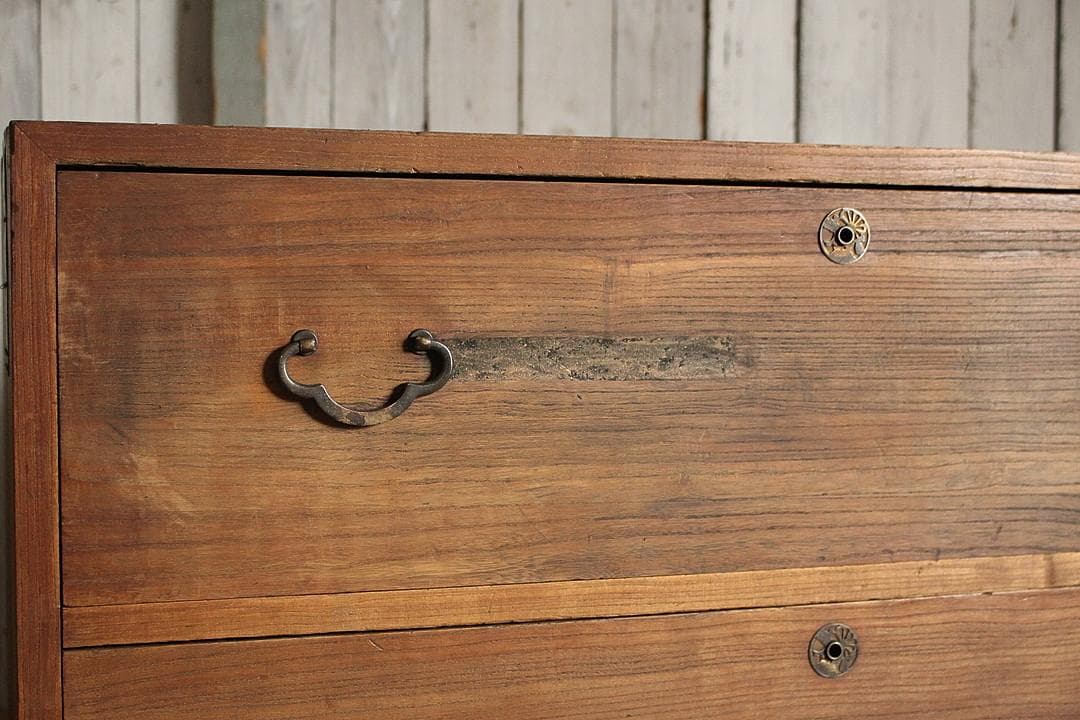 古く味のある木製の引き出し2段　チェスト　桐箪笥　タンス　古家具　古民家