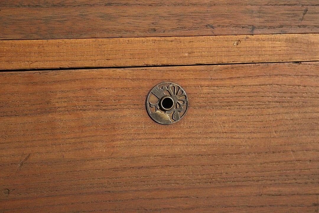 古く味のある木製の引き出し2段　チェスト　桐箪笥　タンス　古家具　古民家