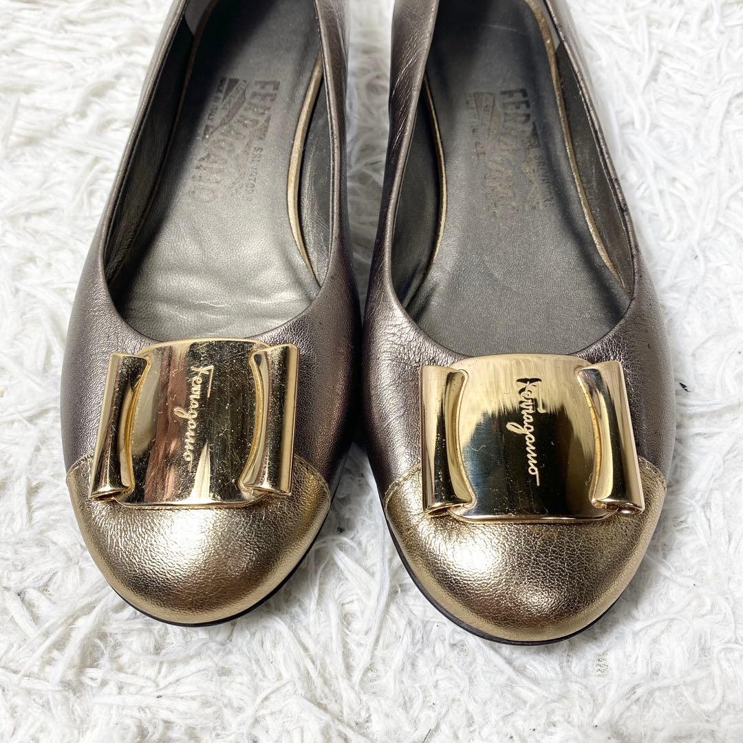 フェラガモ　フラットシューズ　バレエシューズ　ヴァラ　シャンパンゴールド