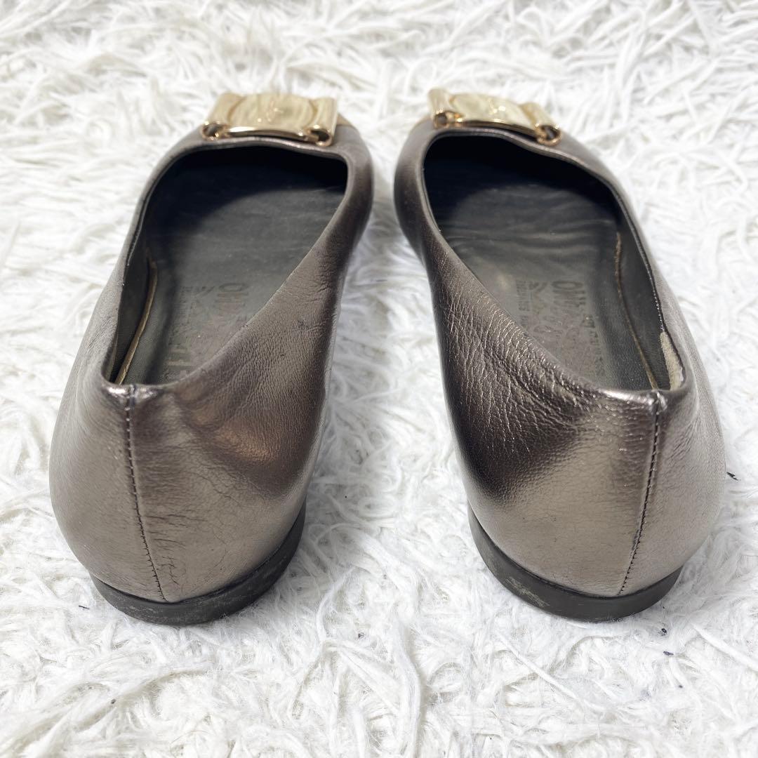 フェラガモ　フラットシューズ　バレエシューズ　ヴァラ　シャンパンゴールド