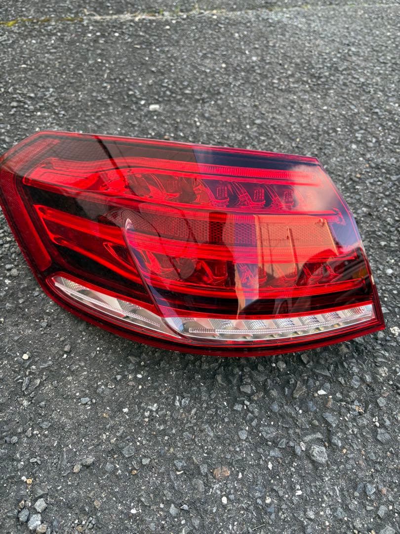 メルセデスベンツEクラスセダン W212後 期テールレンズ 左　不点灯対策済み