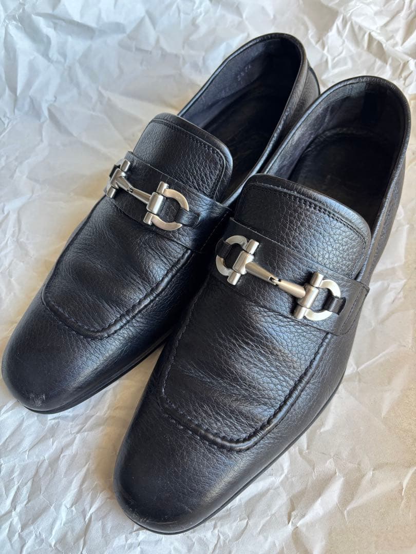 フェラガモ メンズ レザーローファー 金属バックル付き ブラック サイズ9.5