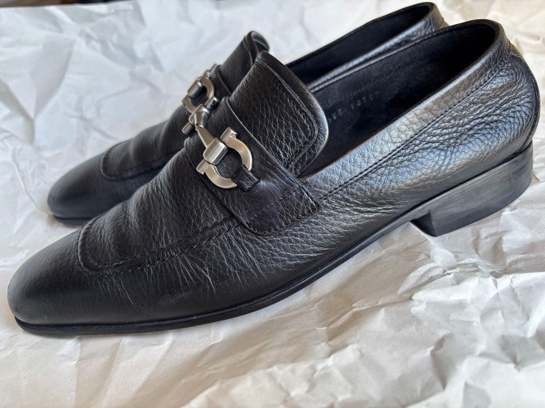 フェラガモ メンズ レザーローファー 金属バックル付き ブラック サイズ9.5