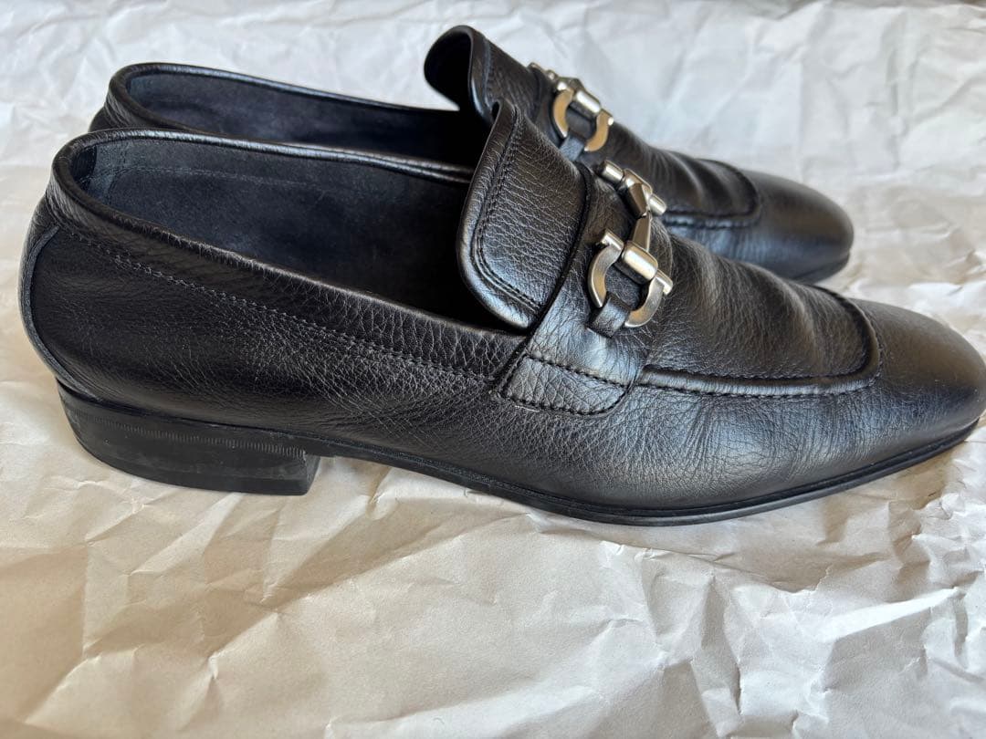 フェラガモ メンズ レザーローファー 金属バックル付き ブラック サイズ9.5
