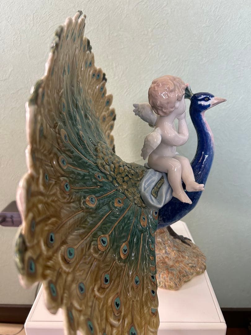 天使と孔雀の陶器置物