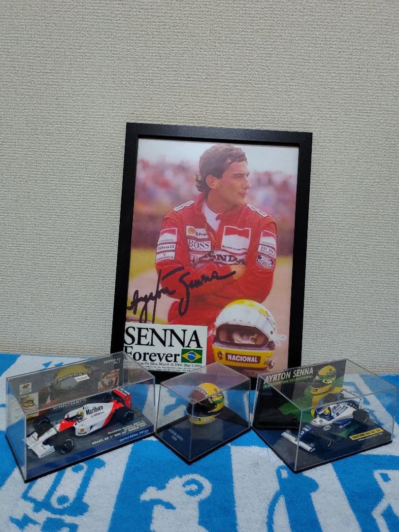 アイルトン・セナ サイン入り写真とF1カーとセナ愛用ヘルメットとCDの5点セット