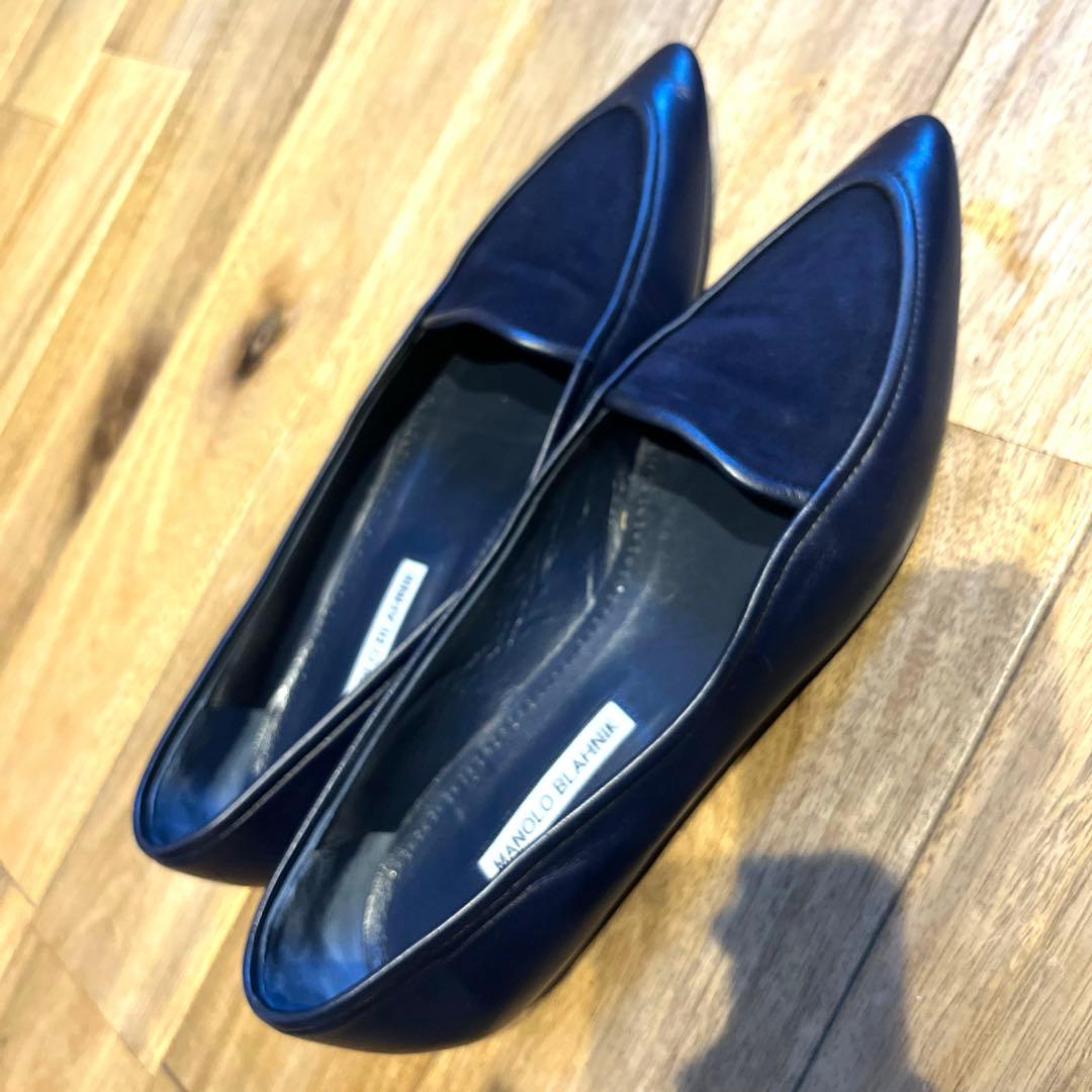 マノロブラニク　ネイビーフラットシューズ　サイズ表記「39」24.5センチ程度