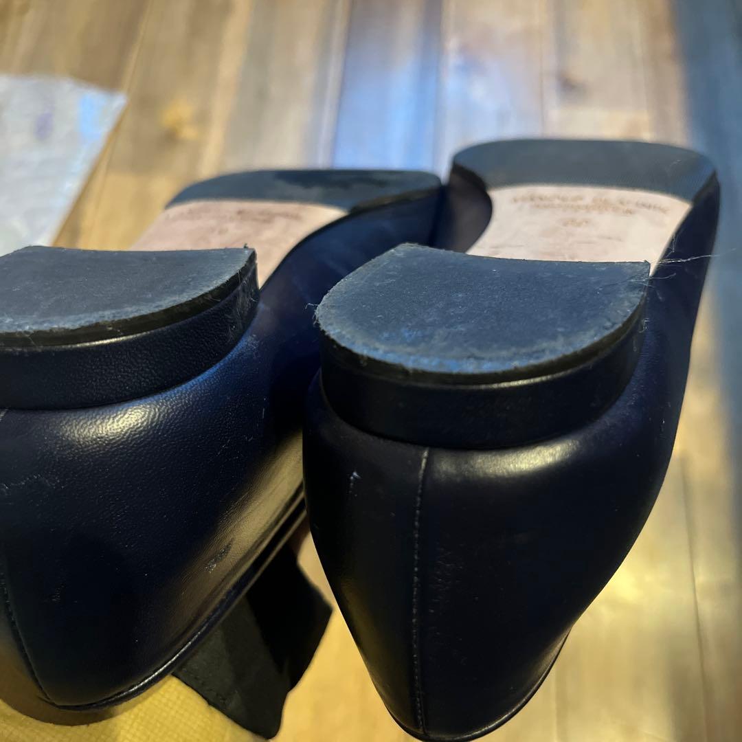 マノロブラニク　ネイビーフラットシューズ　サイズ表記「39」24.5センチ程度