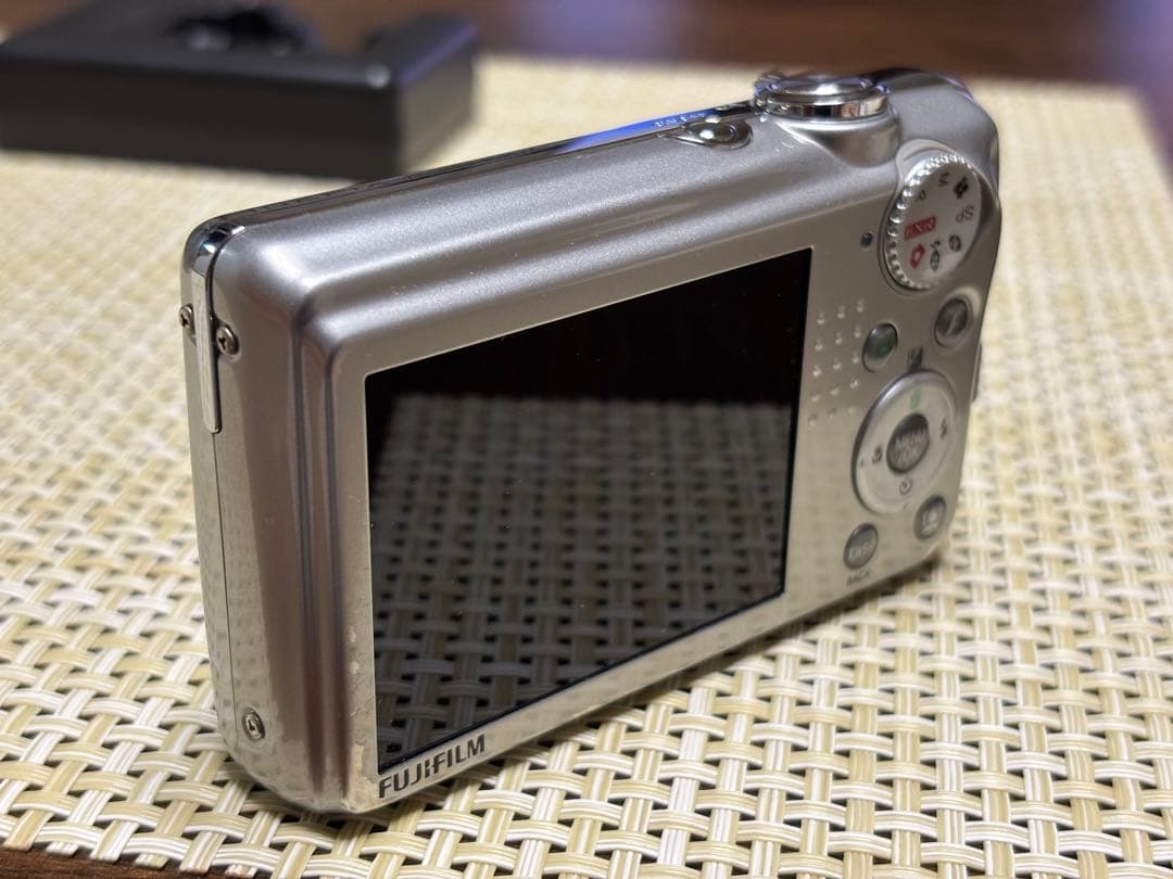 動作OK コンデジ FUJIFILM FINEPIX F70EXR 充電器付き