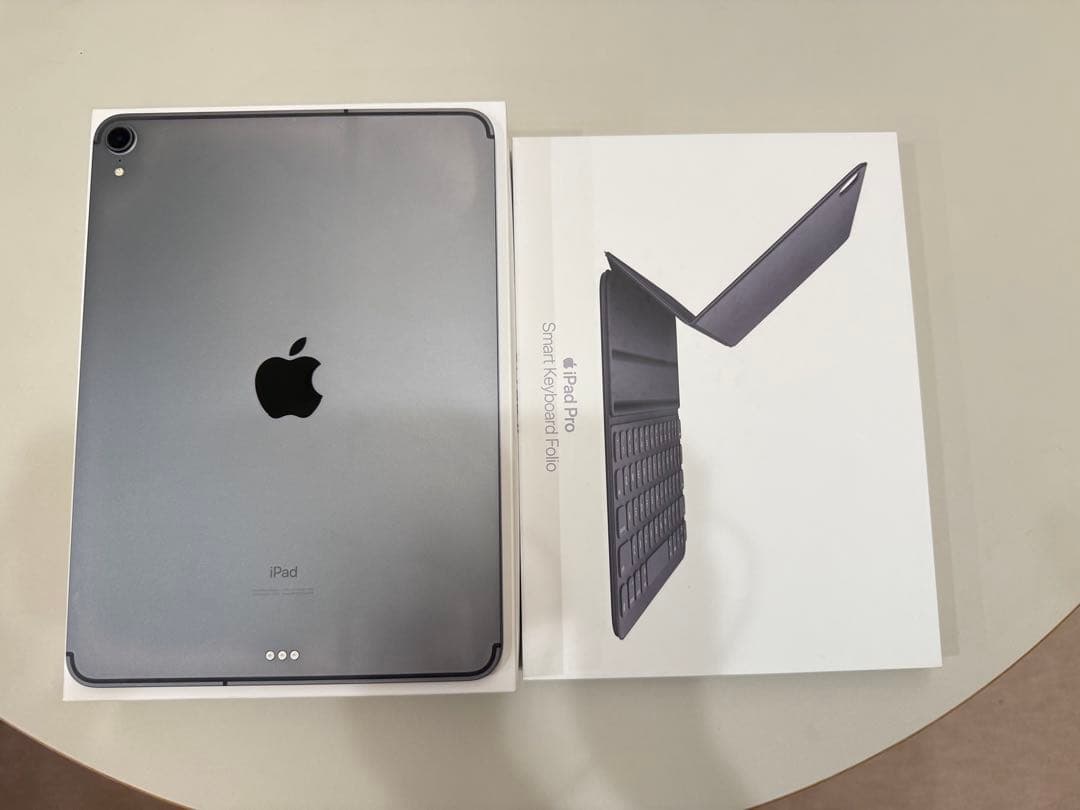 iPad Pro11インチ第一世代256GB セルラーモデルとキーボードのセット