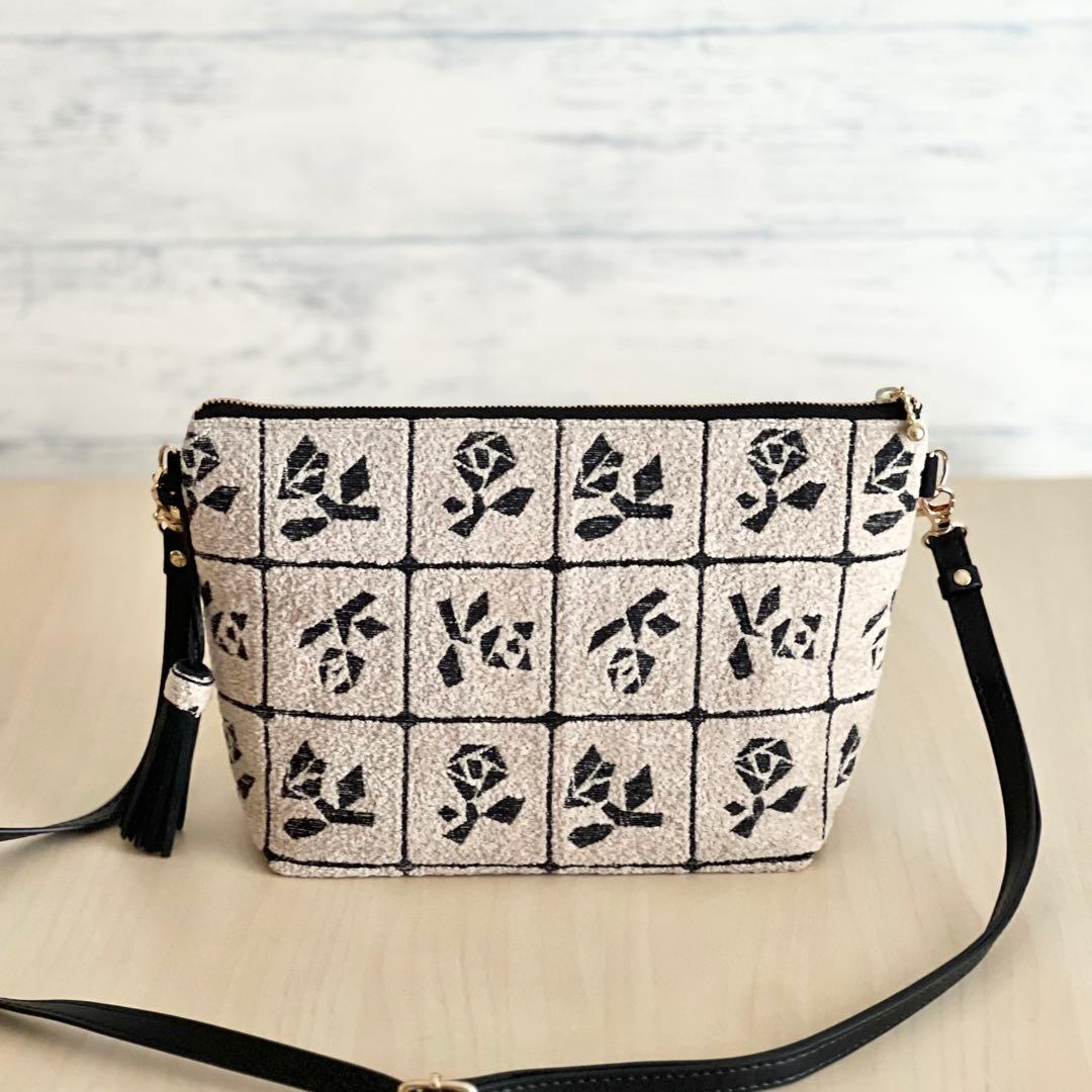 Lulu small beigeショルダーバッグMB509-163