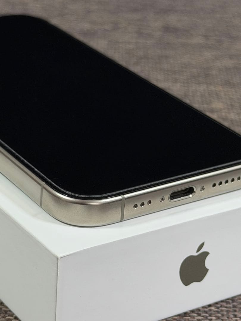 【極美品】iPhone15Pro 256GB SIMフリー 【純正ケース付】