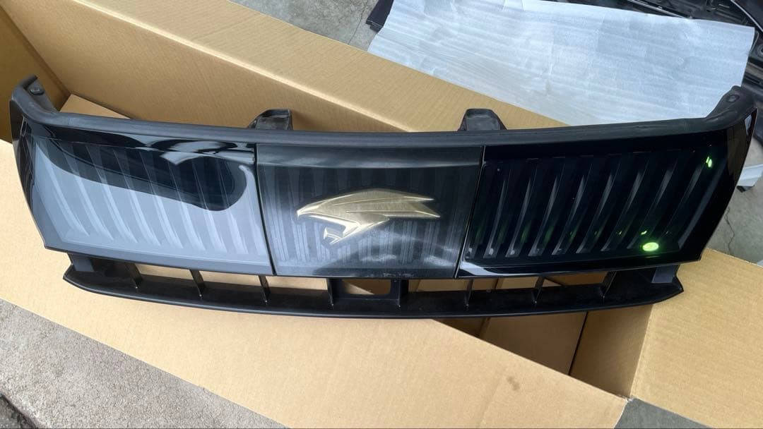 ハリアー AVU65 フロントグリル