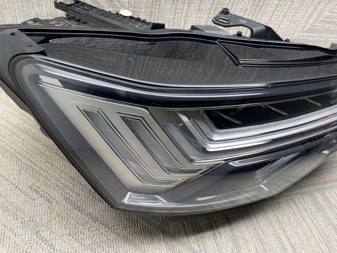 アウディ純正 F2DFBF A6 4A LED 右ライト 4K0941036A