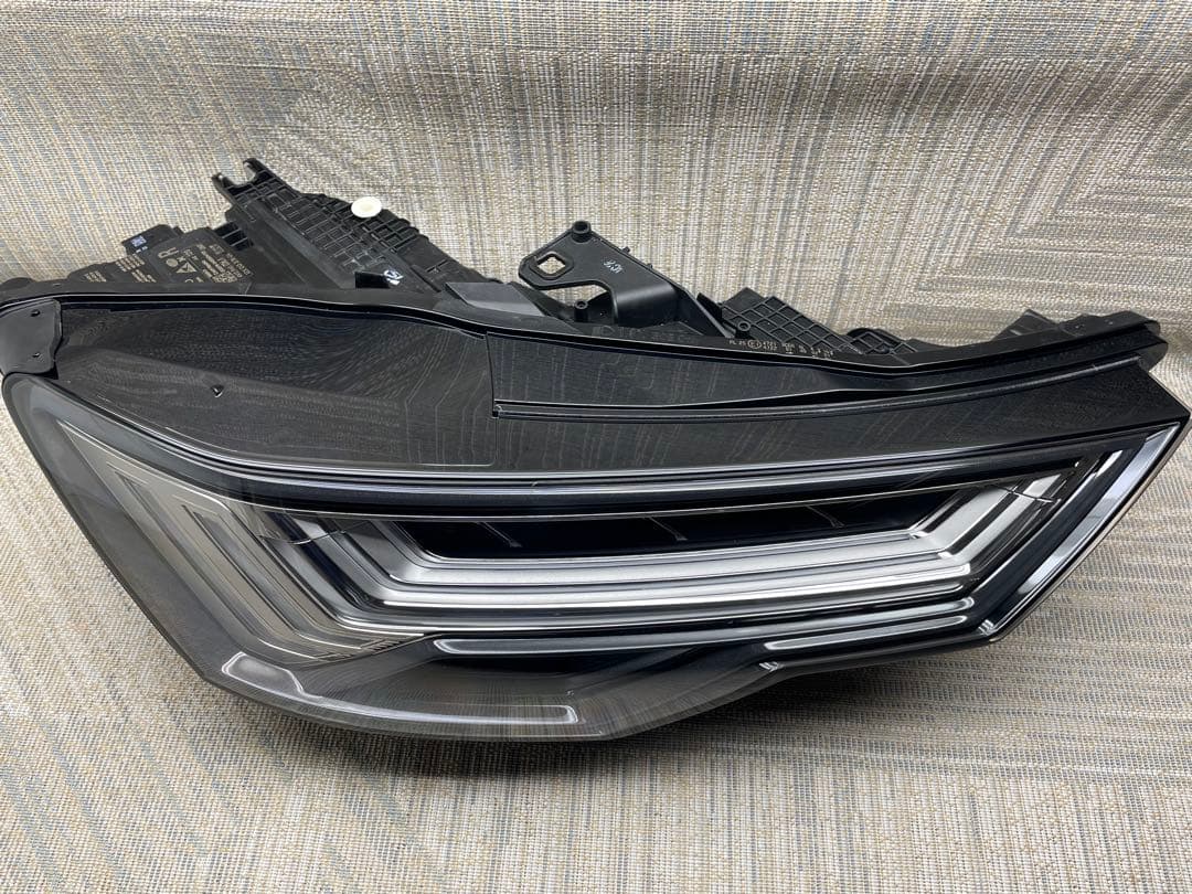 アウディ純正 F2DFBF A6 4A LED 右ライト 4K0941036A