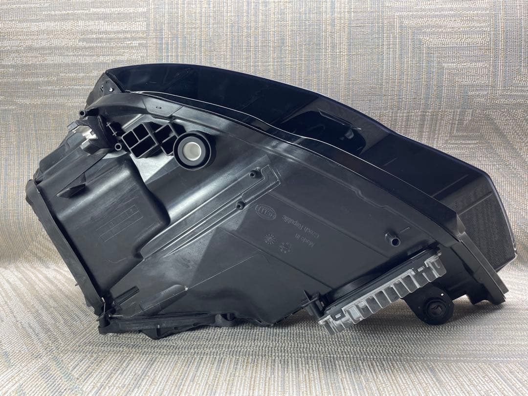 アウディ純正 F2DFBF A6 4A LED 右ライト 4K0941036A