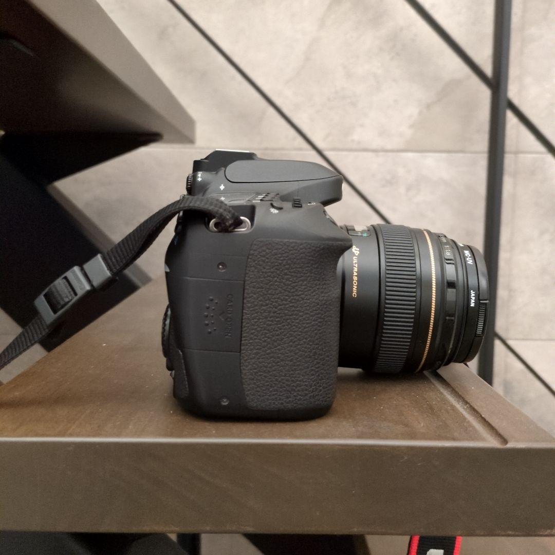 Canon EOS 80D デジタル一眼レフカメラ　85mm f1.8付き