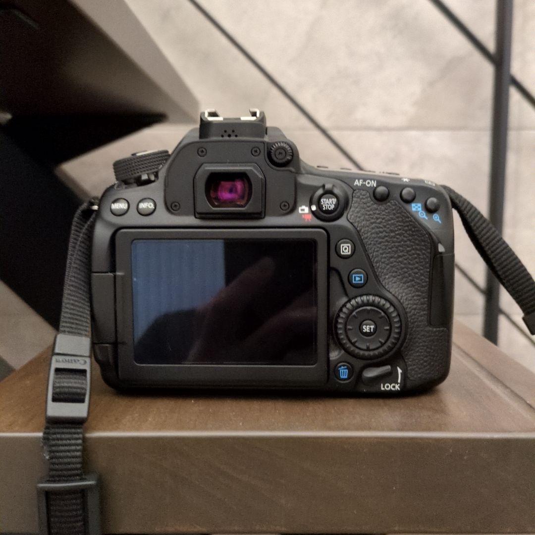 Canon EOS 80D デジタル一眼レフカメラ　85mm f1.8付き