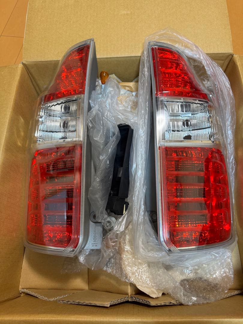 トヨタ70系ノア純正テールランプ