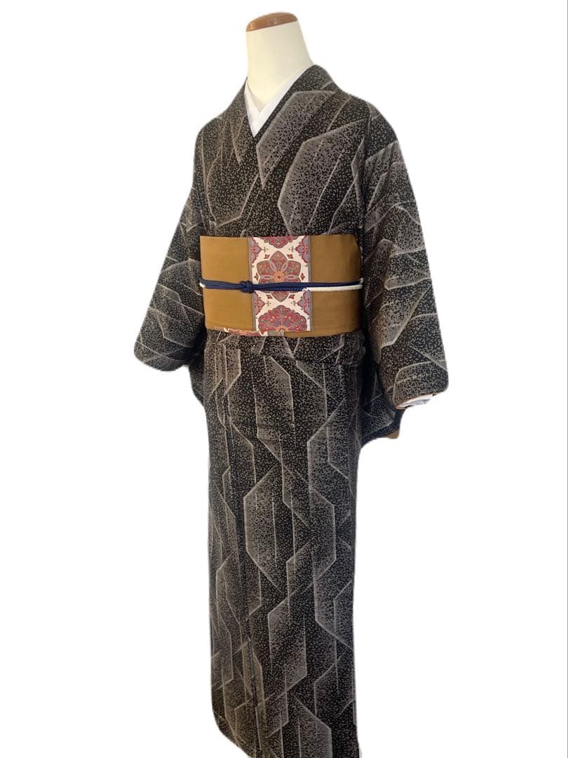 本場大島紬　純泥染　モダンな織柄