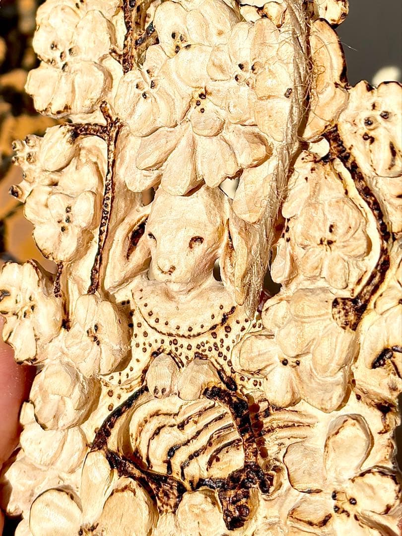 木彫りの、花とウサギさん