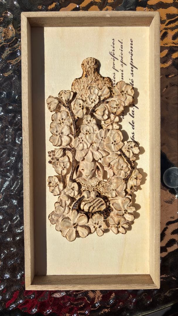 木彫りの、花とウサギさん