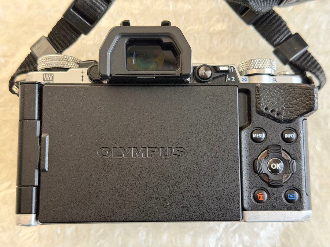 OLYMPUS OM-D E-M5 Mark ⅱ シルバー（動作未確認ジャンク）