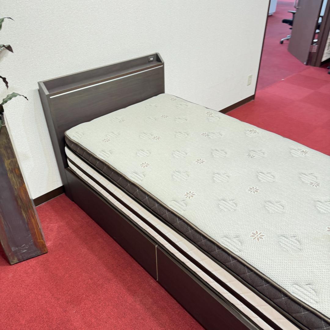 地域限定送料無料　『美品』シングルサイズベッド/マットレス　引き出し/電源有り