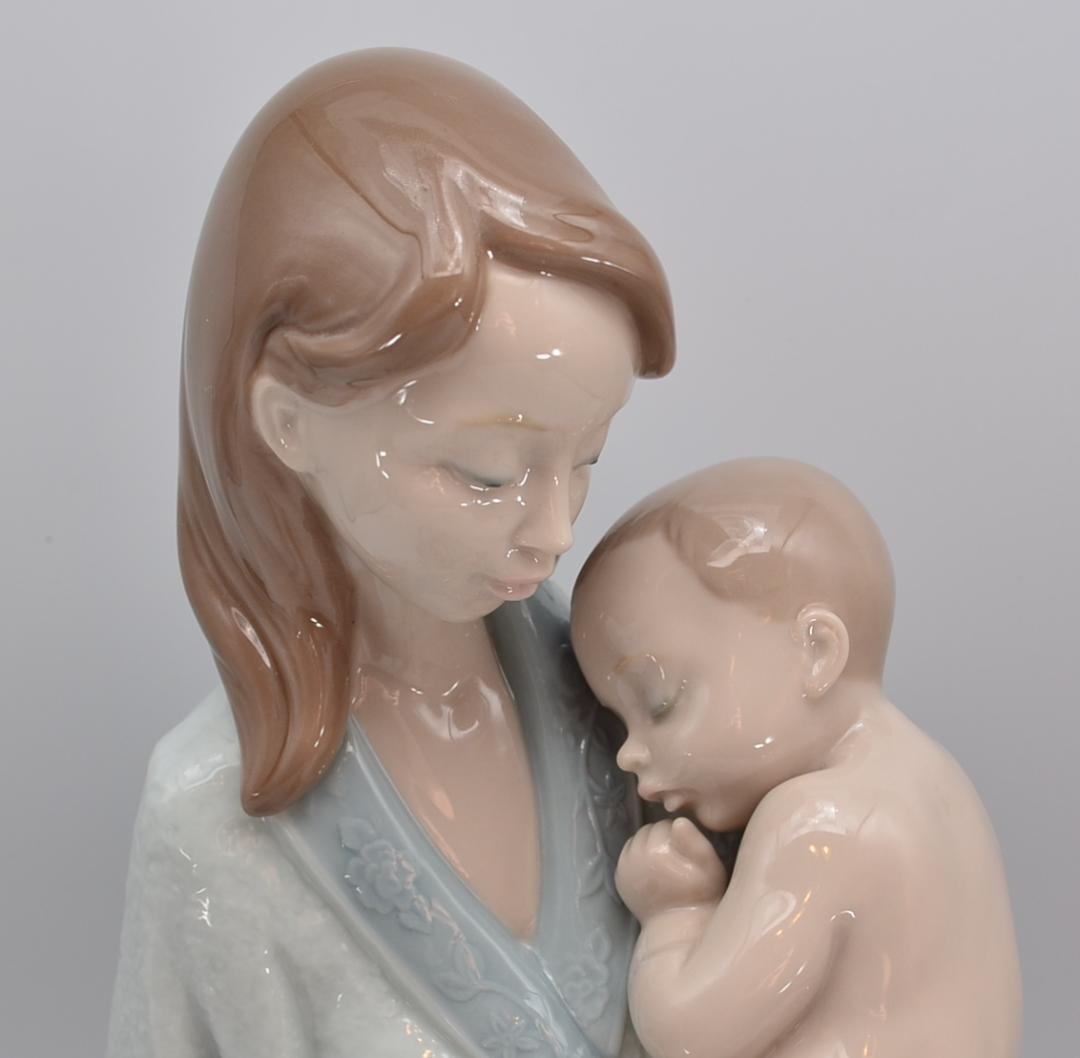 眠れ、愛しい子　＃8030　★リヤドロ　スペイン　ポーセリン　光沢仕上げ　絶版